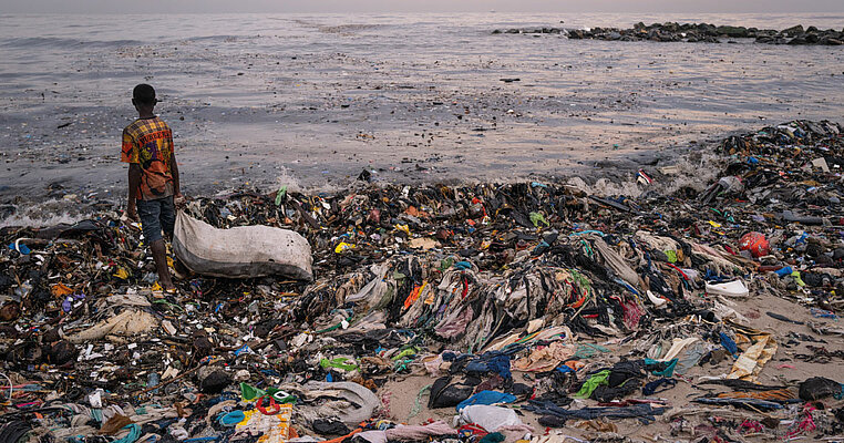 Il fast fashion soffoca il Ghana